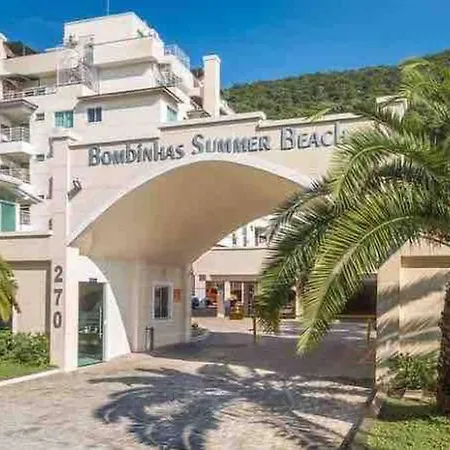 Apartamentos com piscinas na praia de Bombas-3